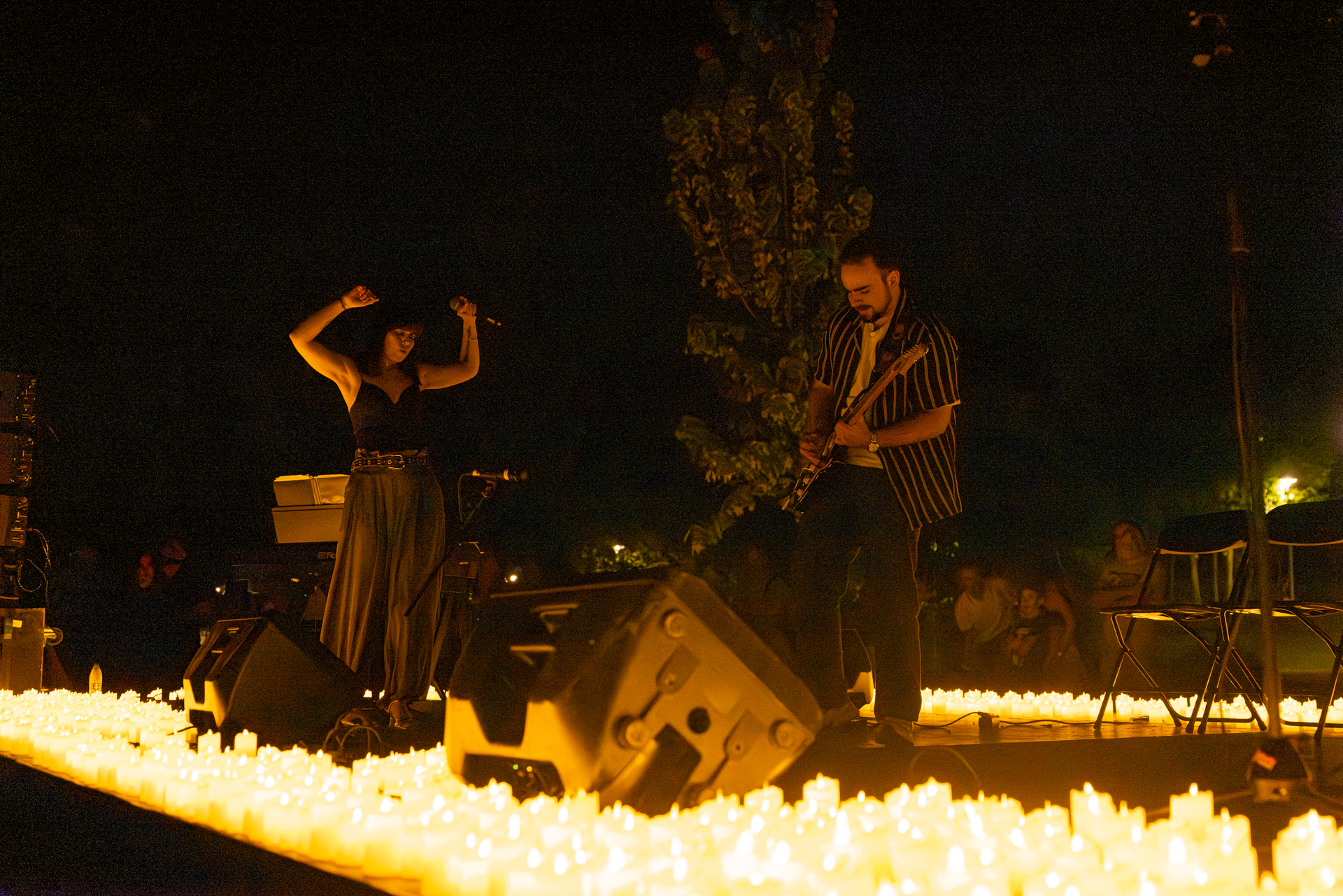 Momento musical con guitarra durante el concierto Candlelight