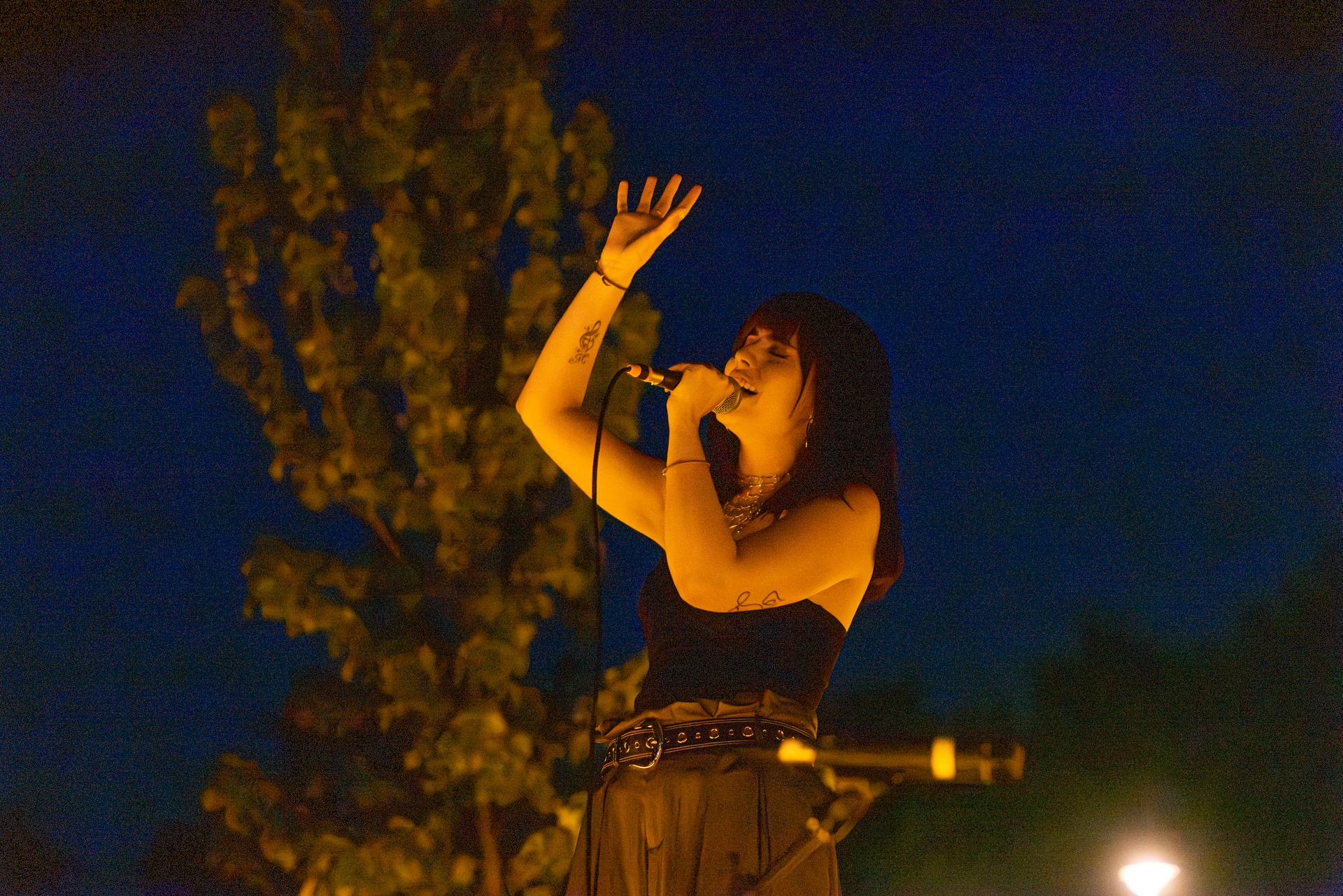 Sofía Rico cantando en Las Noches en La Rosaleda